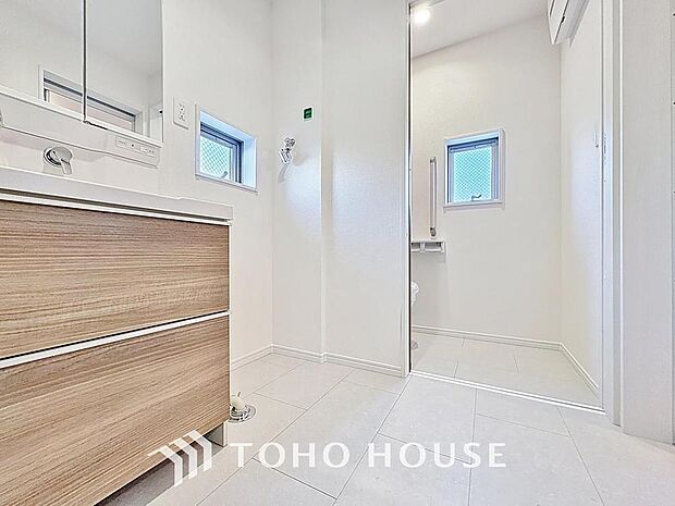 「洗面室」毎日の身だしなみチェックに欠かせない洗面室は、清潔感ある空間です。