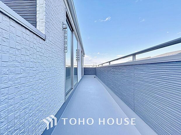 「南東向きバルコニー」頬をなでる優しい風を感じることが出来るバルコニー。つい深呼吸をしたくなる気持ちの良い眺望はこのお部屋の自慢です。