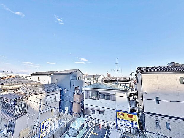 「穏やかな街並みの眺望」穏やかな街並みを一望しながら、爽やかな風と柔らかく降り注ぐ陽光を感じて頂けます。心地良い開放感が暮らしにゆとりと充足感をもたらします。