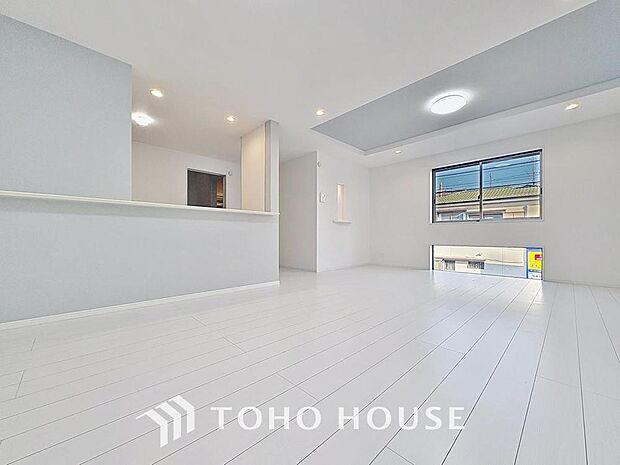 「インテリアを引き立てるホワイト。」お部屋全体が優しく柔らかな色合いとなっていて、お家時間を穏やかに過ごせる空間が広がっています。