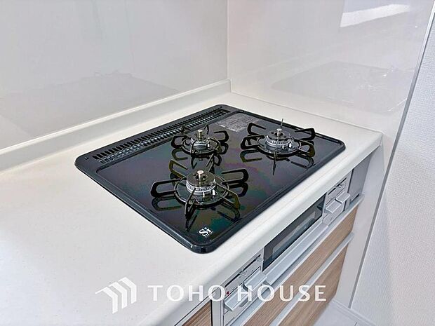 毎日料理をする、料理が好き、家族が多くて量を作る必要がある、等の方々にとっては必須の3口コンロ。同時進行で効率アップはもちろん鍋を移動する回数が減り、無駄な動きを軽減することが出来ます。