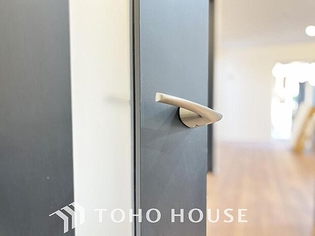 「穏やかな時が流れる癒しの空間」穏やかな光が明るくリビングルームを包みます。心地よい空間が、ご家族のかけがえのない時間に優しく寄り添います。