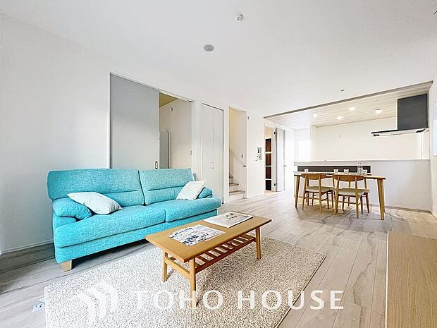 「約18帖のLDK。」ＬＤＫでは家族が集まり一緒の時間を過ごせる工夫がされております。何気ない一日の当たり前のひとコマがいつか一生の宝物になります。