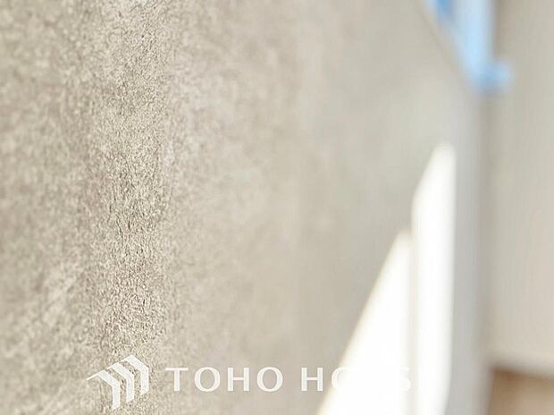 「お洒落なアクセントクロスを採用。」お部屋のポテンシャルを最大限引き出すようコーディネートされた壁紙です。ナチュラルで落ち着いた雰囲気ながら、おしゃれな空間に仕上がったお部屋です。