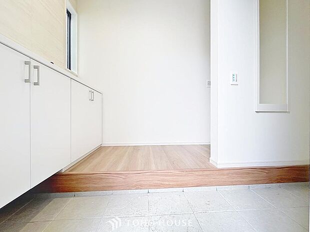 「玄関」人を迎え入れる最初の場所だからこそ、清潔感があり纏まった空間にして頂ける様にゆとりあるシューズボックスを設置しました。おでかけの時も帰宅の時も、すっきりとした玄関は気持ちが良いものです。