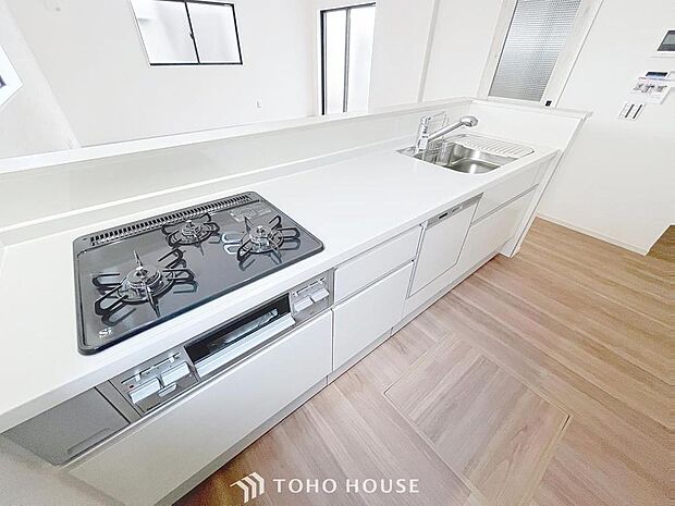 「カウンターキッチン。」効率よくお料理ができるコンロ・収納を完備したシステムキッチン。確かな機能性を実感頂けます。