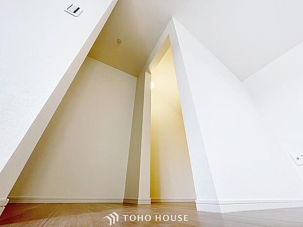 「たっぷり収納。ウォークインクローゼット」たっぷりと荷物が入るよう、ウォークインクローゼットを完備いたしました。画像と現地では大きさ、広さの感覚が違います。是非ご自分の目で確かめてください。