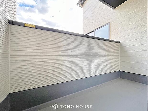 「開放感感じるバルコニー」頬をなでる優しい風を感じることが出来るバルコニー。つい深呼吸をしたくなる気持ちの良い眺望はこのお部屋の自慢です。