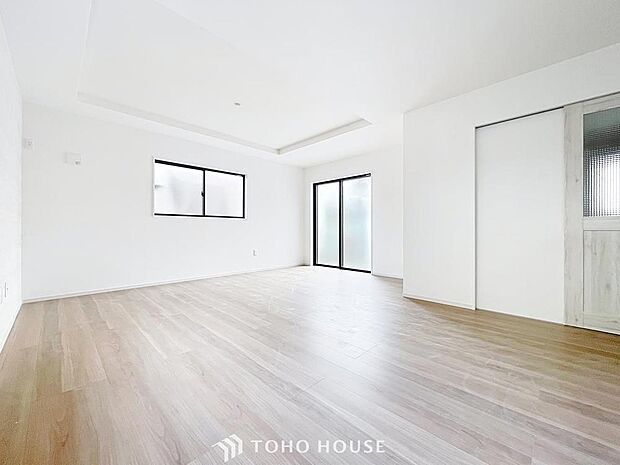 「寛ぎ空間。リビング」空気感という居心地の良いBGMは、心からのやすらぎと満足感を与えてくれます。通風と採光を考慮したリビングは地域の鼓動を感じながらお寛ぎ頂くことが可能です。