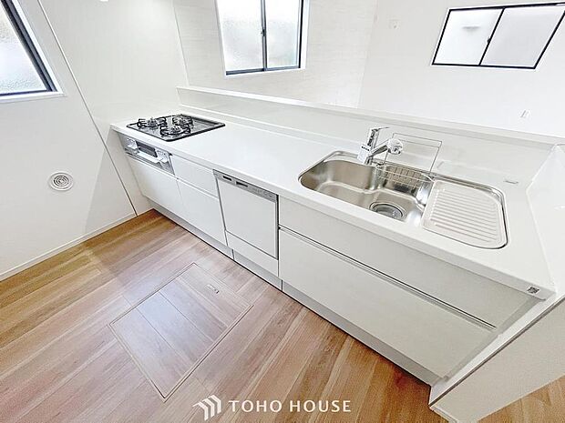 「美しく・使いやすい」優しい温もりを醸し出すカウンターキッチンは料理の為の配慮を散りばめられた仕様です。家事をしながらリビングの様子を見守れる安心感もあります。