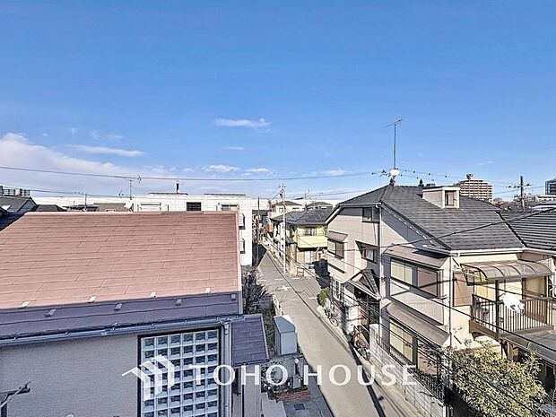 「穏やかな街並みの眺望」穏やかな街並みを一望しながら、爽やかな風と柔らかく降り注ぐ陽光を感じて頂けます。心地良い開放感が暮らしにゆとりと充足感をもたらします。