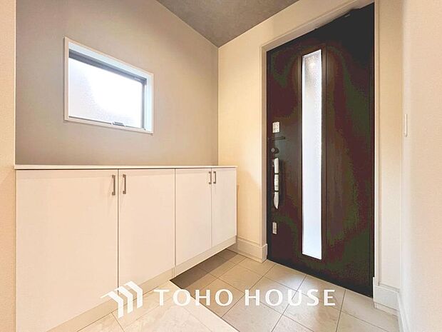 「玄関」人を迎え入れる最初の場所だからこそ、清潔感があり纏まった空間にして頂ける様にゆとりあるシューズボックスを設置しました。おでかけの時も帰宅の時も、すっきりとした玄関は気持ちが良いものです。