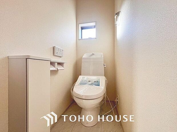 「温水洗浄便座付きトイレ」トイレは快適な温水洗浄便座付です。清潔感のあるホワイトで統一しました。いつも清潔な空間であって頂けるよう配慮された造りです。