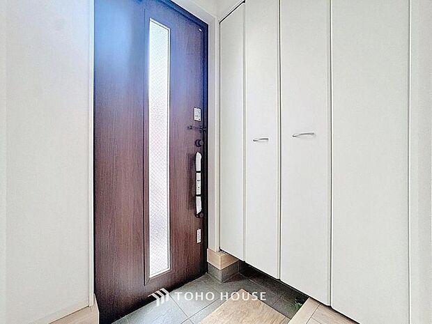 「玄関」清潔印象の玄関です。スペースを無駄なく活用し、使いやすいシューズボックスを設置しております。