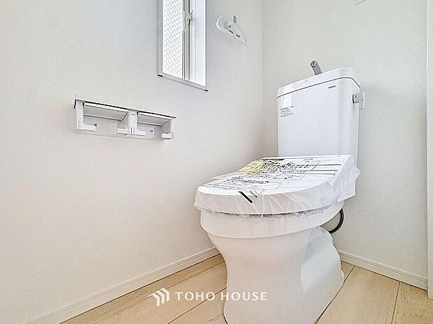 「温水洗浄便座付きトイレ」トイレは快適な温水洗浄便座付です。清潔感のあるホワイトで統一しました。いつも清潔な空間であって頂けるよう配慮された造りです。