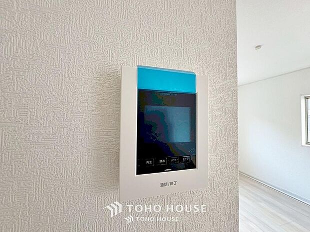 「見える安心」をカタチにしました。誰が来てもわかる様にモニター付きインターホンを設置。家事導線を考慮した個所に設置し、防犯性と利便性に優れ快適と安らぎを合わせた優しい設計。