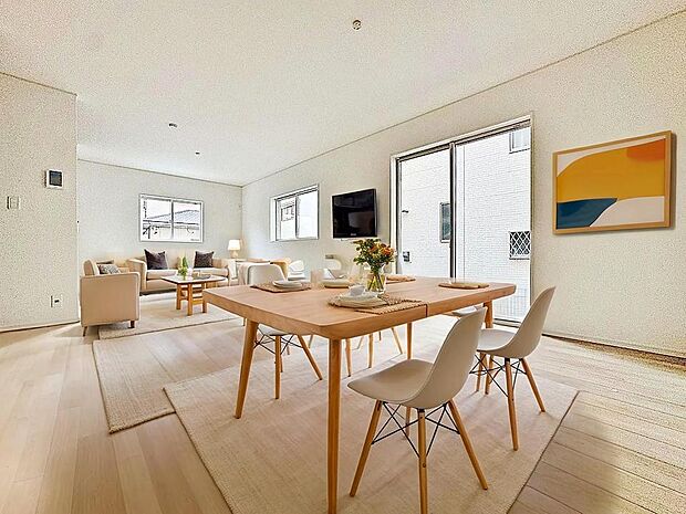 「採光面の多いLDK。」団欒の場であるリビングには採光窓を多く取り入れていますので、暖かな陽光と心地よい風が贅沢に降り注ぎます。（画像内の家電・家具等はCGです。本物件には付帯されません。）