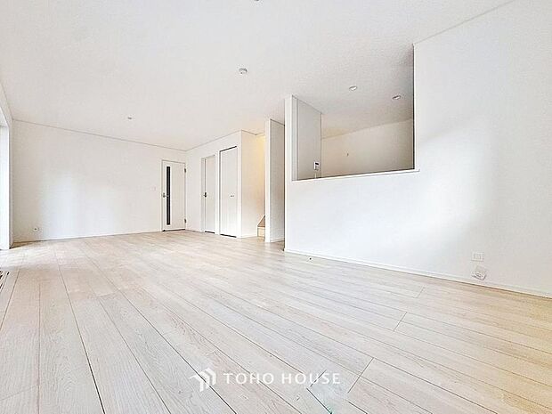 「家族団欒の寛ぎ空間」家族の会話や笑顔が行き交うリビングで、大きなソファやダイニングテーブルでゆったり食事をしたりくつろぎたい。そんな夢が叶えられる空間です。