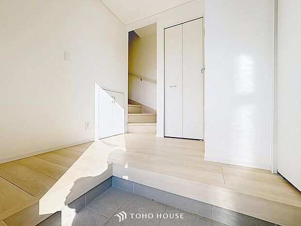 「玄関」人を迎え入れる最初の場所だからこそ、清潔感があり纏まった空間にして頂ける様にゆとりあるシューズボックスを設置しました。おでかけの時も帰宅の時も、すっきりとした玄関は気持ちが良いものです。