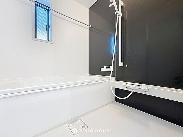 「バスルーム」一日の疲れを癒すバスルームは、心地よいリラックスを叶える清潔感溢れる空間です。