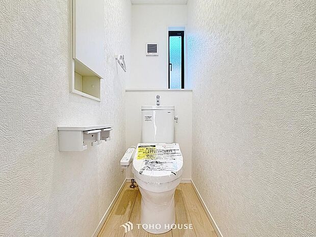 「温水洗浄便座付きトイレ」トイレは快適な温水洗浄便座付です。清潔感のあるホワイトで統一しました。いつも清潔な空間であって頂けるよう配慮された造りです。