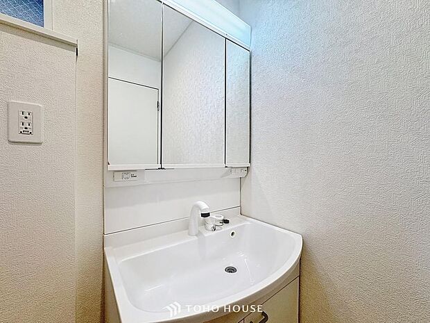 「すっきり片付く収納力。三面鏡洗面台。」身だしなみを整えやすい事はもちろんですが、鏡の後ろに収納スペースを設ける事により、散らかりやすい洗面スペースをすっきりさせる事が出来るのも嬉しいですね。