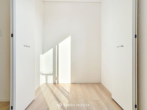 「収納完備」居室には収納スペースを完備し、自由度の高い家具の配置が叶うシンプルな空間です。