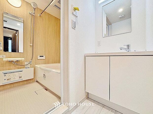 「清潔な印象の洗面室」明るく清潔感のある色調で纏められた洗面室は、機能性に富んだ三面鏡と使い勝手の良い収納を完備した洗面台を設置。洗濯機置場も完備し、大変充実しております。