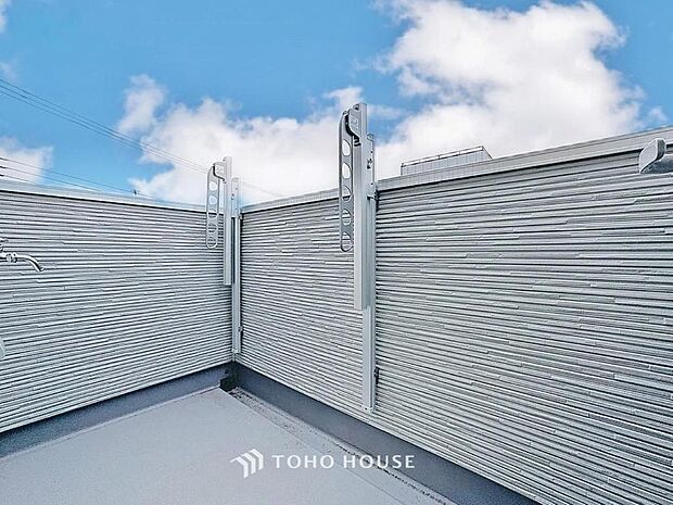 「バルコニー」都市型生活をより快適にコーディネートするかのように、周りの情景とマッチしたバルコニー。住まうご家族の心地よさを最優先したバルコニーでは様々な時間を楽しめます。