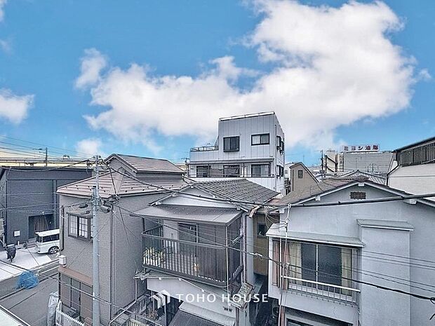 「穏やかな街並みの眺望」穏やかな街並みを一望しながら、爽やかな風と柔らかく降り注ぐ陽光を感じて頂けます。心地良い開放感が暮らしにゆとりと充足感をもたらします。