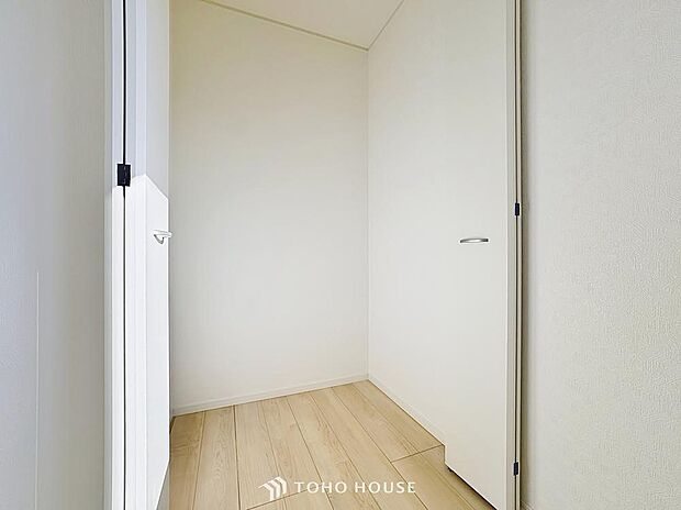 「収納完備」居室には収納スペースを完備し、自由度の高い家具の配置が叶うシンプルな空間です。