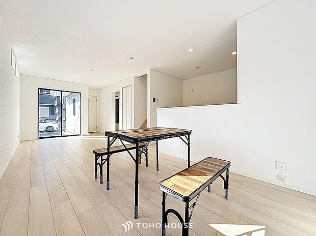 「のんびり過ごせるLDK」朝は爽やかな日差しを浴びながら、家族みんなでおいしい朝食。昼下がりには読書やお昼寝でもしながらのんびりと過ごすひと時。家族が集まる空間を、一番明るい空間に。