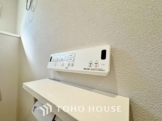 日本を訪れた外国の方で「使ってみて驚いた」と仰る方の多い、ウォシュレット。おしりを優しく洗ってくれるだけではなく、パワー脱臭機能なども備え、快適な空間を創出する機能もございます。