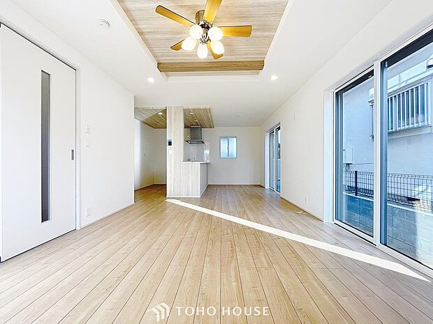 「団欒の場」忙しい朝でも、しっかり家族が揃って食事をして頂けるゆとりある大きさのダイニングスペース。手料理をテーブルで囲む素敵な時間を存分に愉しんで下さい。