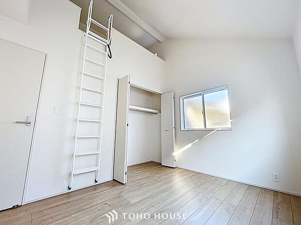 「ロフトのある居室」ロフトのメリットとして最大のものは「収納力がアップする」ことです。小さなお子様にとっては「遊び場」として活用できるなど、マルチスペースとして使えることもメリットのひとつです。