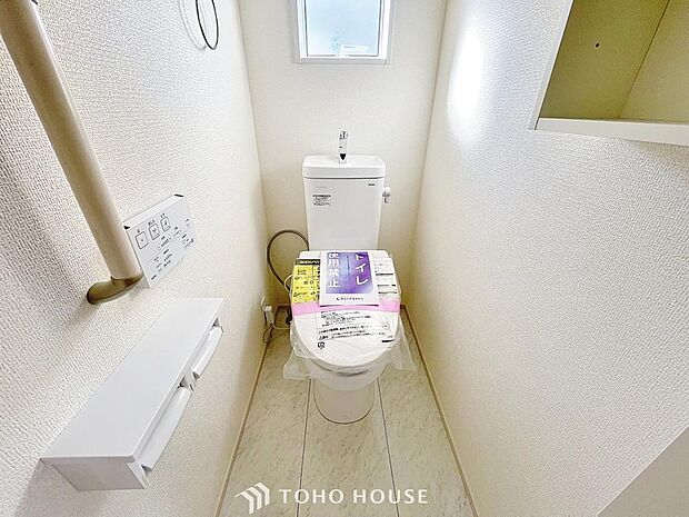 「ウォシュレット機能付き」優れた節水効果や汚れが付きにくい便座など、ほしかった機能が揃ったウォシュレット一体型トイレです。収納に便利な吊戸棚を備え付けています。