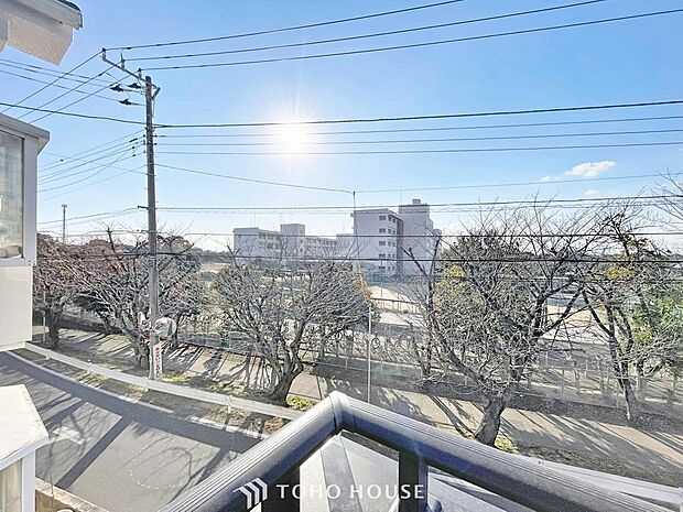 「穏やかな街並みの眺望」穏やかな街並みを一望しながら、爽やかな風と柔らかく降り注ぐ陽光を感じて頂けます。心地良い開放感が暮らしにゆとりと充足感をもたらします。