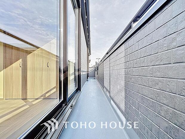 「バルコニー」都市型生活をより快適にコーディネートするかのように、周りの情景とマッチしたバルコニー。住まうご家族の心地よさを最優先したバルコニーでは様々な時間を楽しめます。