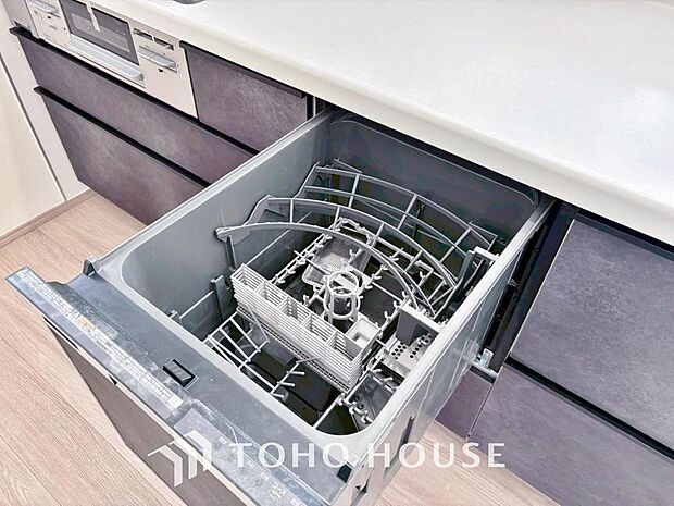 キッチンはビルトイン食器洗浄乾燥機付きのシステムキッチンを新設。毎日の家事負担を軽減する嬉しい設備です。出し入れしやすく使い勝手の良いスライド収納も重宝します。