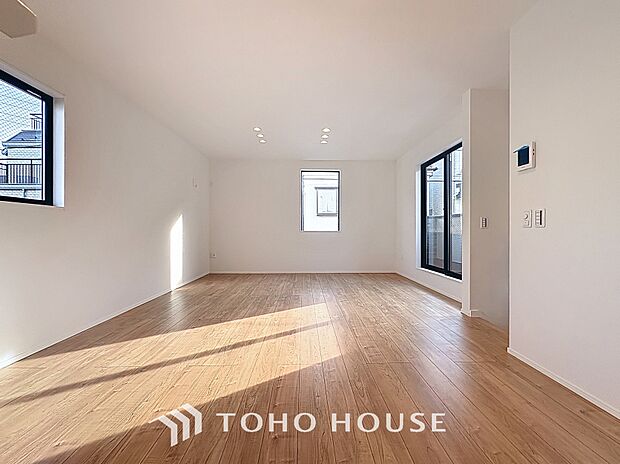 光が注がれる青い空から鮮やかに赤色にゆっくりと染まる。そんな優しい時間がここでは流れてゆく。