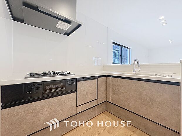 夫婦そろってキッチンに立っても調理がしやすく余裕の広さ。家事をしながら会話も弾みます。