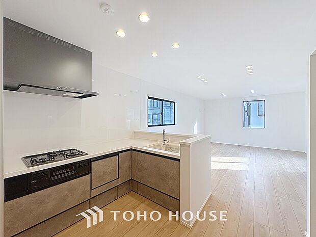 キッチンの収納は、デッドスペースになりやすい箇所を有効活用できる、スライド式収納を採用しました。