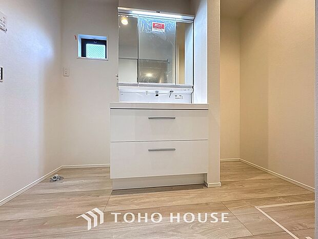 手で洗いたい大切な服など、広く使えると助かる洗面台は汚れの付きにくい形状と素材で造られております。