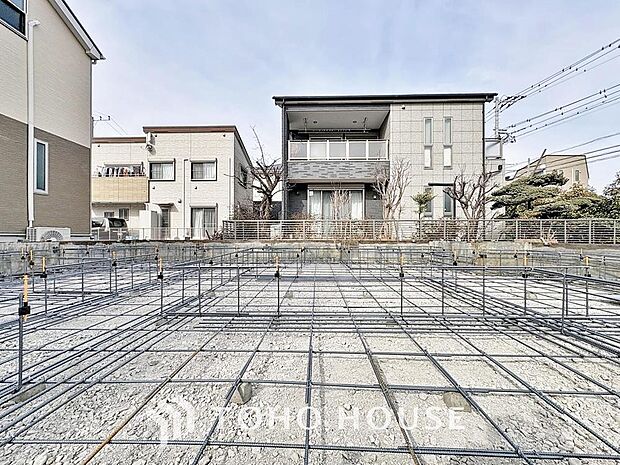 「現況」住まい探しは街探し。みんなが街探しのポイントにしているのは何。 第1位は過半数が支持した納得の 「交通の利便性」。続いて3割以上の人が「住環境」と「公園、緑地の充実」です。