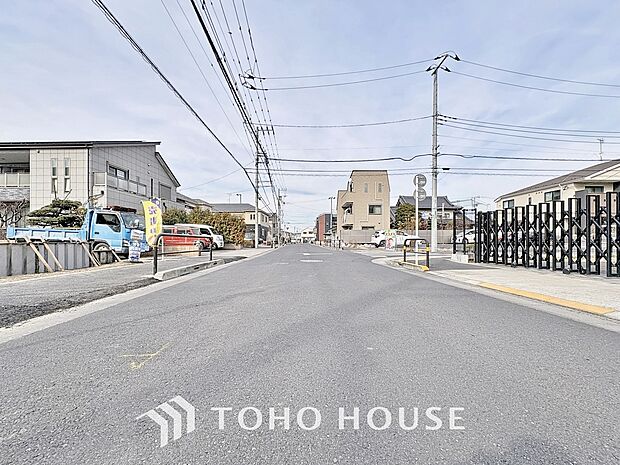 「前面道路」東側 約10m 公道