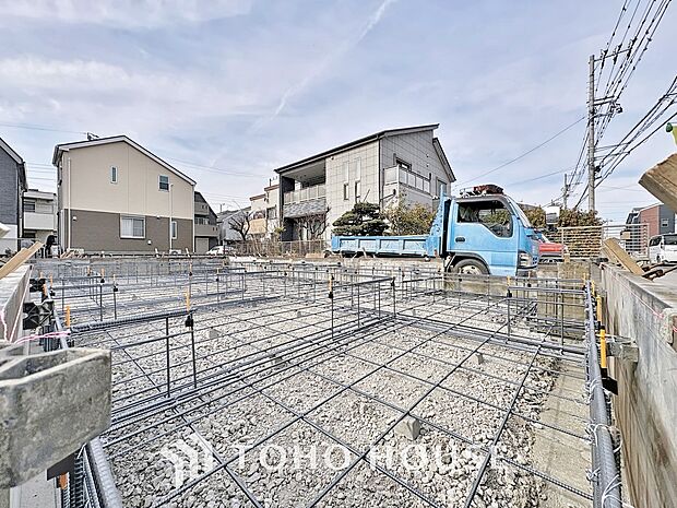 「現況」住まい探しは街探し。みんなが街探しのポイントにしているのは何。 第1位は過半数が支持した納得の 「交通の利便性」。続いて3割以上の人が「住環境」と「公園、緑地の充実」です。