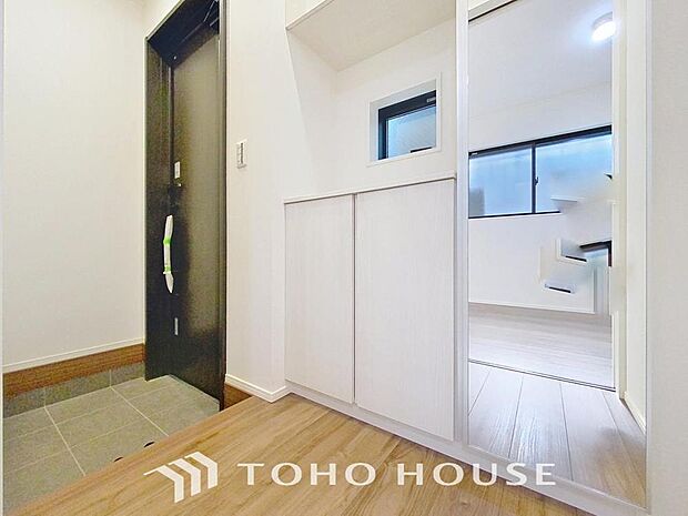 「玄関」人を迎え入れる最初の場所だからこそ、清潔感があり纏まった空間にして頂ける様にゆとりあるシューズボックスを設置しました。おでかけの時も帰宅の時も、すっきりとした玄関は気持ちが良いものです。