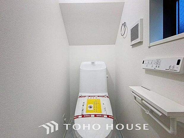 「温水洗浄便座付きトイレ」トイレは快適な温水洗浄便座付です。清潔感のあるホワイトで統一しました。いつも清潔な空間であって頂けるよう配慮された造りです。