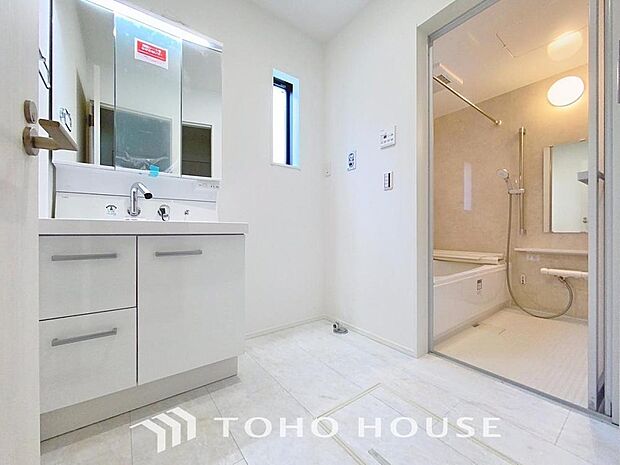 「清潔な印象の洗面室」明るく清潔感のある色調で纏められた洗面室は、機能性に富んだ三面鏡と使い勝手の良い収納を完備した洗面台を設置。洗濯機置場も完備し、大変充実しております。