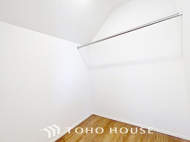 「たっぷり収納。ウォークインクローゼット」たっぷりと荷物が入るよう、ウォークインクローゼットを完備いたしました。画像と現地では大きさ、広さの感覚が違います。是非ご自分の目で確かめてください。